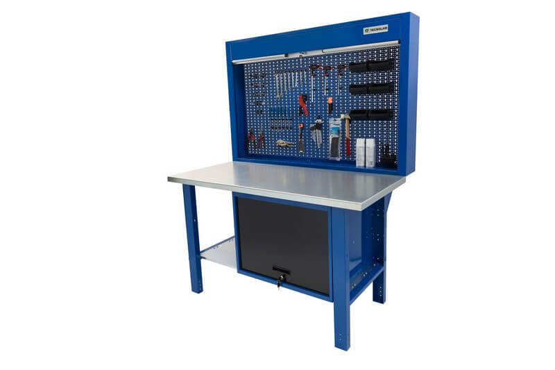 Banco da lavoro con scaffalatura con antina basculante e un piano accanto, nella parte posteriore è presente un pannello di controllo per attrezzi